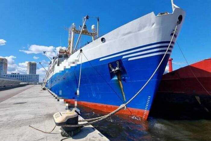 В Петербурге с рыболовного судна произошёл разлив мазута в воду — от 50 до 100 килограммов