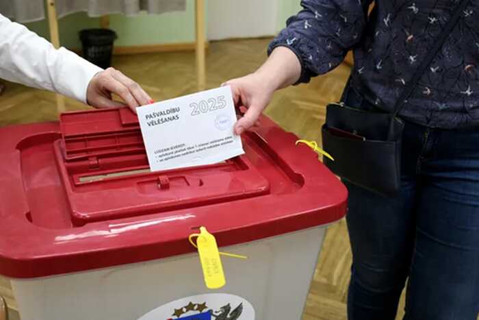 Новая система электронного сканирования бюллетеней привела к хаосу на муниципальных выборах в Латвии