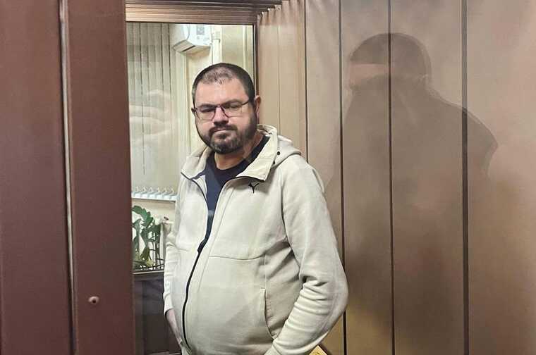 Главред Vidsboku Константин Смирнов не может добиться свидания с женой уже пять месяцев