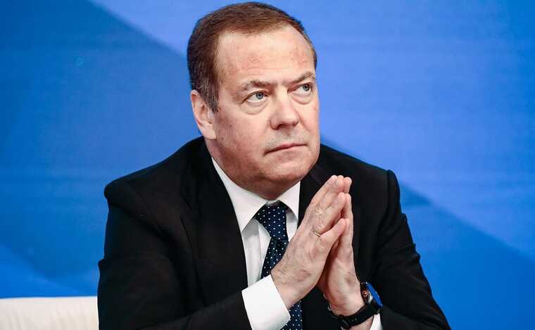 Медведев заявил о готовности ряда стран передать ядерное оружие Ирану после удара США